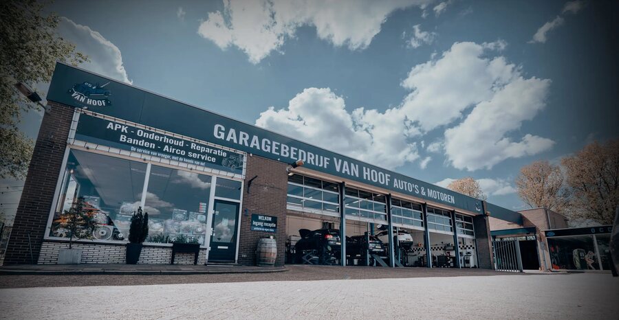 Garagebedrijf Van Hoof in Spijkenisse De vestiging van Garagebedrijf Van Hoof in Spijkenisse, met open werkplaatsdeuren